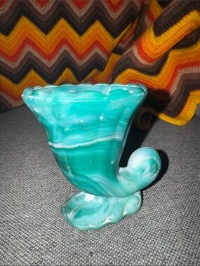 VINTAGE Imperial Glass Green & White Slag Glass Cornucopia Vase – 4.5"